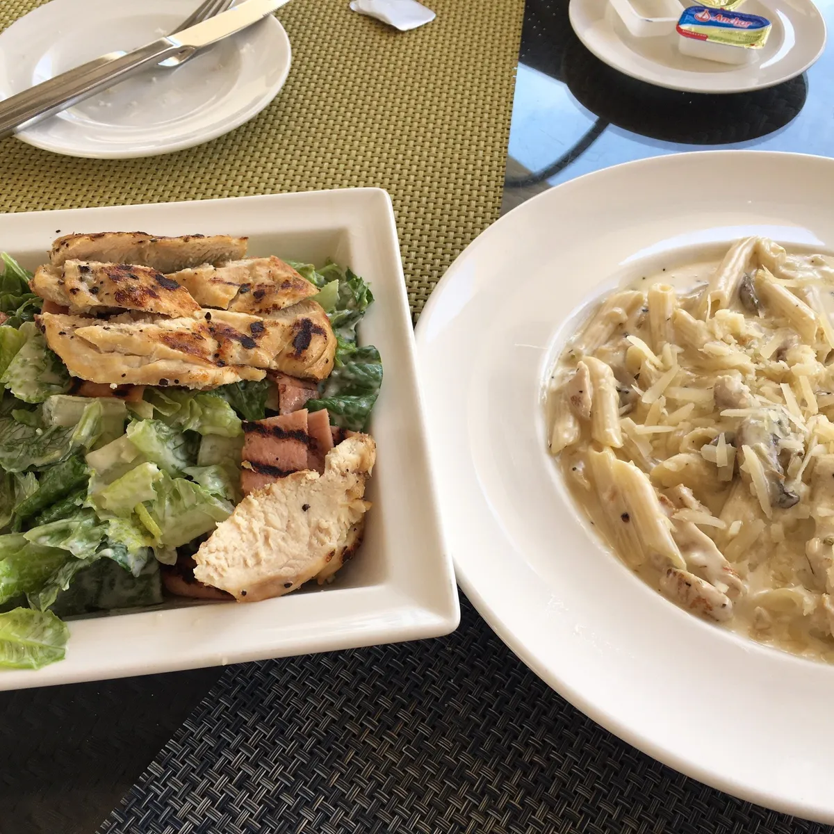 Glow - Poolside Sports Bar - Restaurants in Abu Dhabi - photo 5