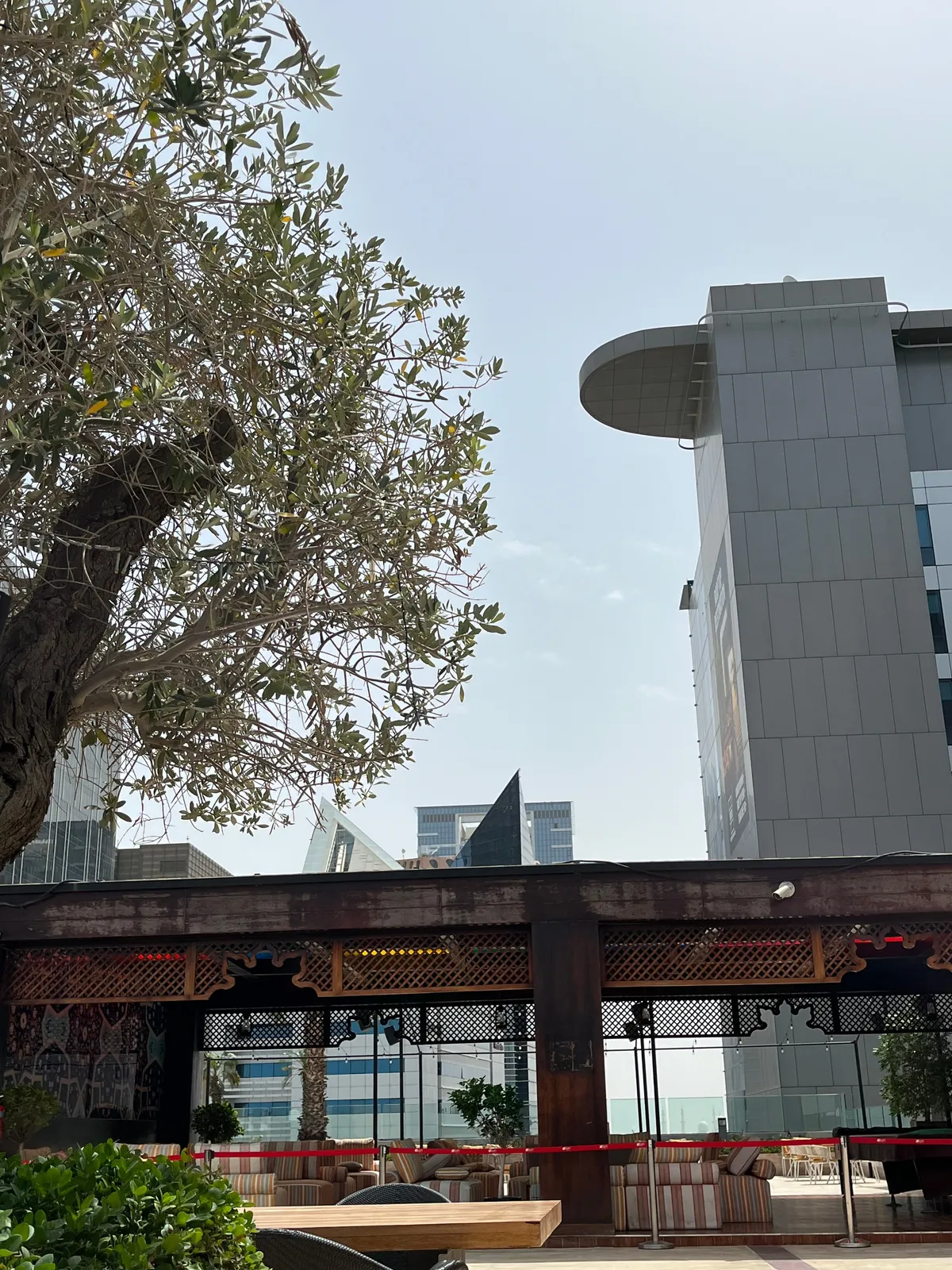 Glow - Poolside Sports Bar - Restaurants in Abu Dhabi - photo 10