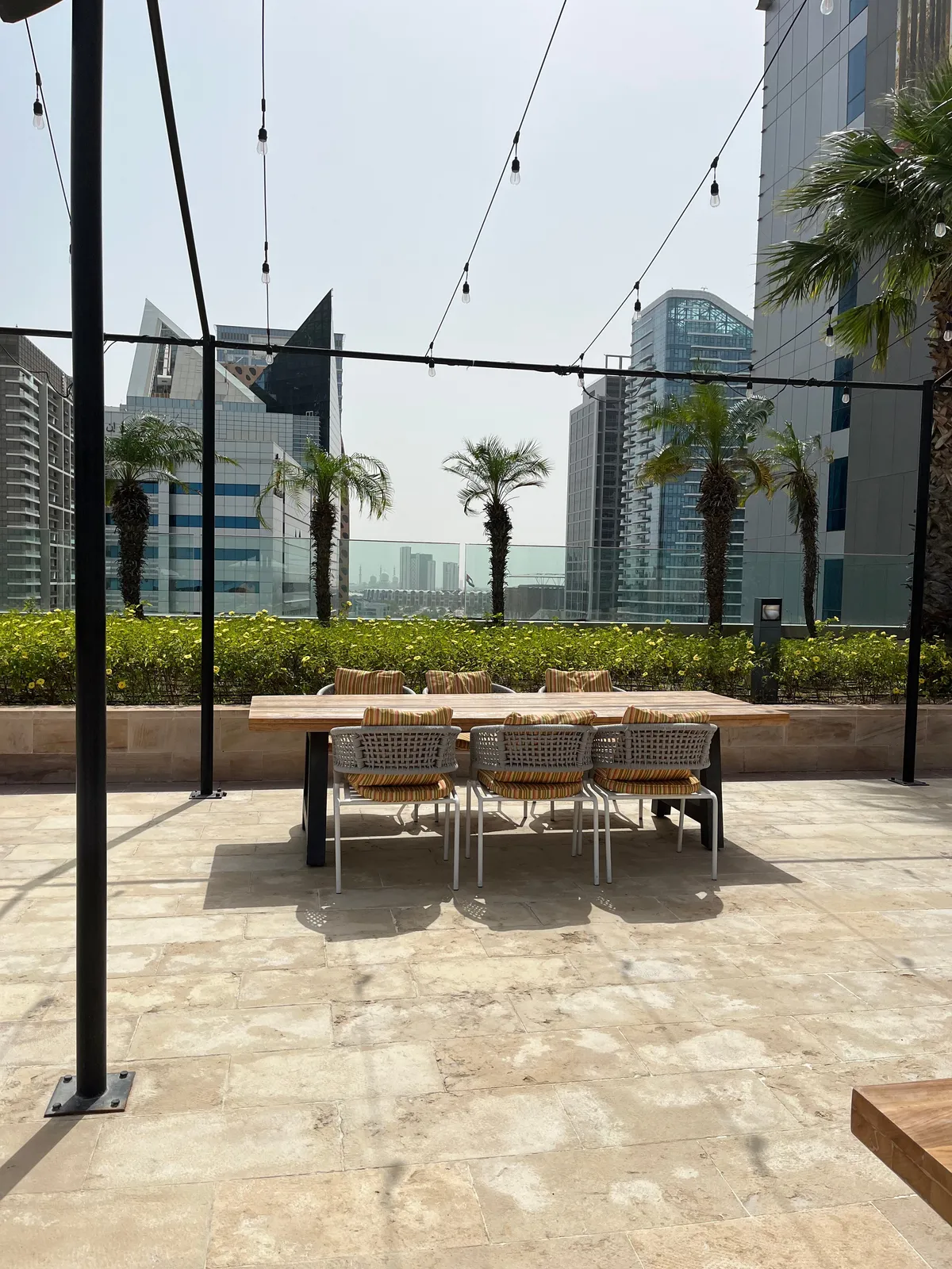 Glow - Poolside Sports Bar - Restaurants in Abu Dhabi - photo 8